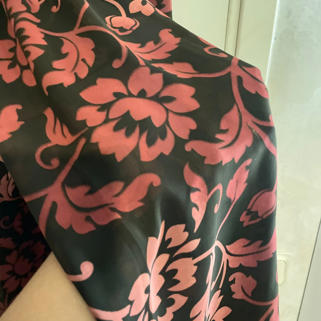 Svart och vinröd blommig sjal - 3