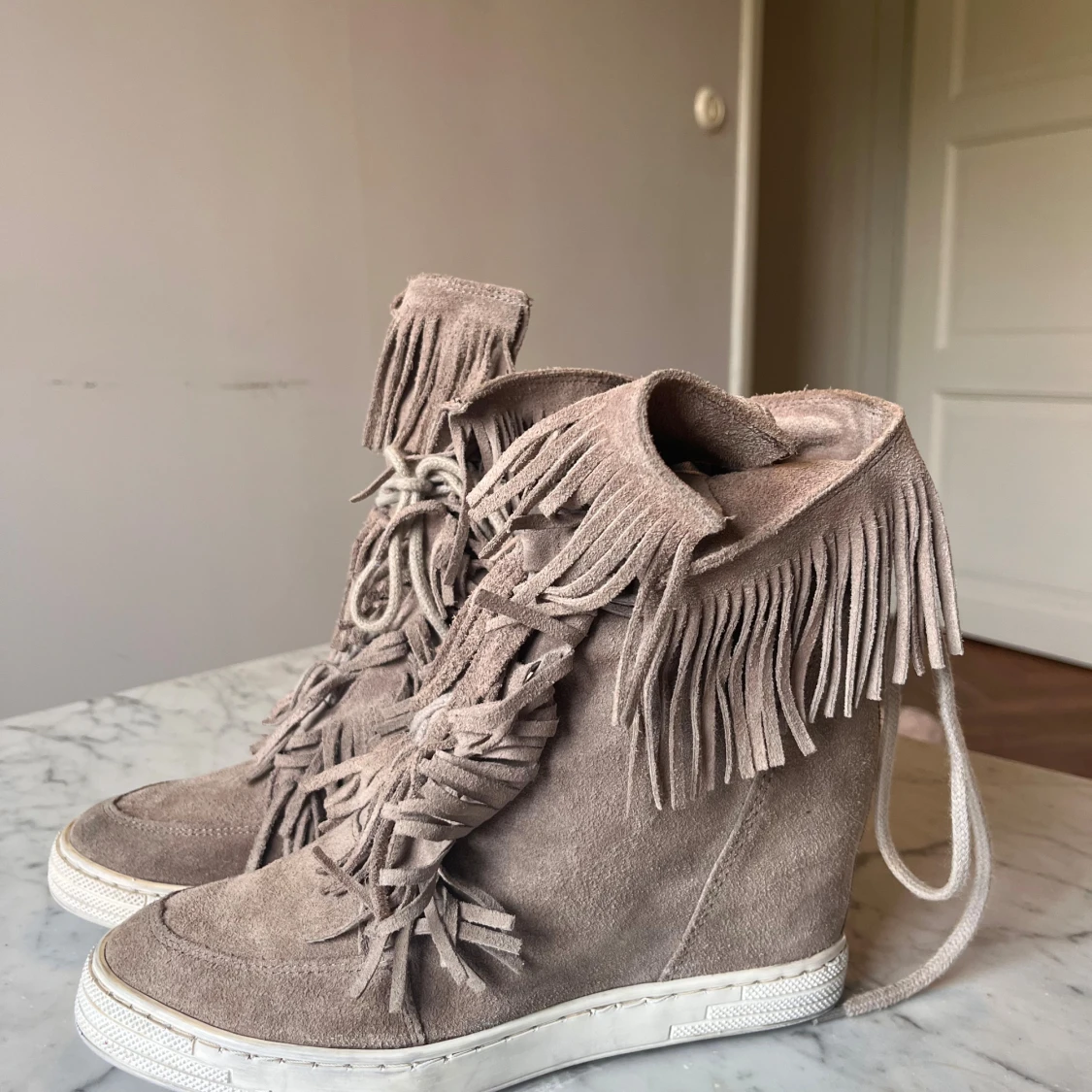 Beige sneakers med fransar och kilklack - 1