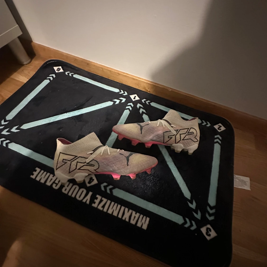 Puma vita fotbollsskor med rosa sula - 1