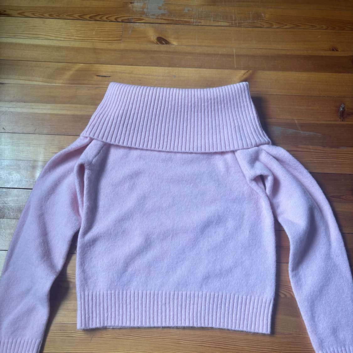 Ljusrosa polotröja med bred krage