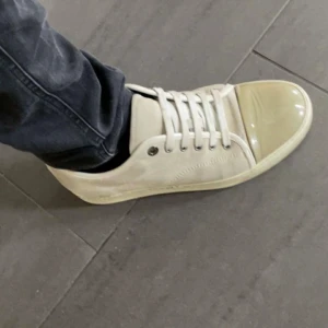 Lanvin Skor - Lanvin Skor | Storlek UK 6 passar mig bra som har cirka 42.5 | Använt skick men väldigt bra helhetsintryck samt ganska smutsiga i nuläget (går såklart att putsa upp) | De finns en liten skada på vänstra skon på lacken (kan lösa bild) | Inget og | Hör gärna av dig vid frågor eller funderingar✅✅✅