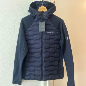  Peak Performance hybrid Hood jacka  -  Peak Performance hybrid Hood jacka , helt ny med prislapp. I storlek L