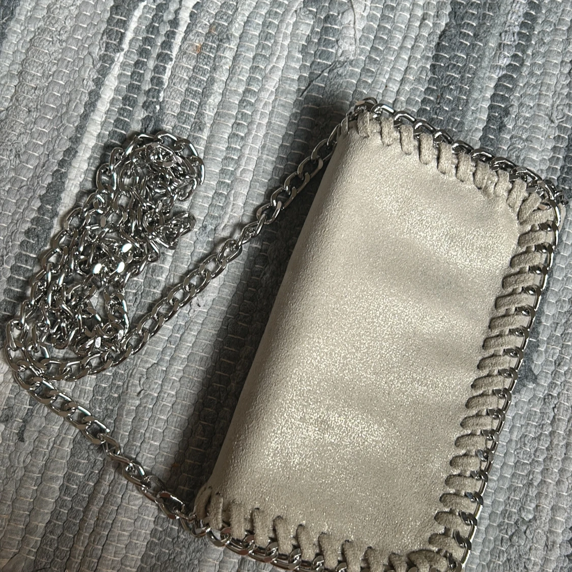 Beige (ljusare i verkligheten) axelväska med kedja - 2