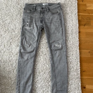 Jack n Jones jeans med slitningar  - Säljer mina Jack n Jones Liam i storlek 29:32 då dom börjar bli lite för tajta på mig, riktigt snygg färg och riktigt snygga slitningar. Även väldigt snygg passform, priset kan diskuteras! 