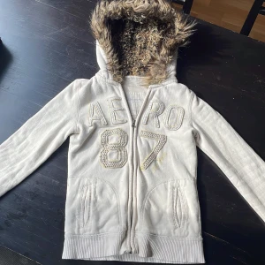 Aeropostale fur hood zip up  - Skit snygg äkta aeropostale kofta med fur detalj på luvan. Den har även fickor och nästan alla rhinsestones är kvar. Skriv för fler bilder, priset kan diskuteras❤️