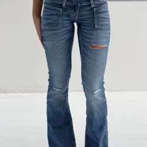 Blå bootcut jeans från Gina Tricot - Bootcut jeans i mellanblå tvätt från Gina Tricot med slitna detaljer och råa kanter nertill. Nedtrampade men annars bra skick, jag är 163 cm typ💕 nypris 359kr. 
