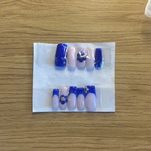 XL/L lösnaglar med blå fransk design - Säljer ett set XL/L-långa lösnaglar med blå frens helfärgade blåa naglar och blåa blommor man får med en liten nagelfil två aceton pads och ett nagellim och en liten påse som allt kan ligga i.  har gjort dem själv.        Frakt pris diskuteras