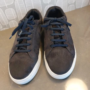 Vagabond Zoe mörkblå mockasneakers med vit sula - Vagabond Zoe mörkblå sneakers i mocka med klassisk vit sula och matchande mörkblå snörning. I mycket fint skick,  använda 2 månader. 