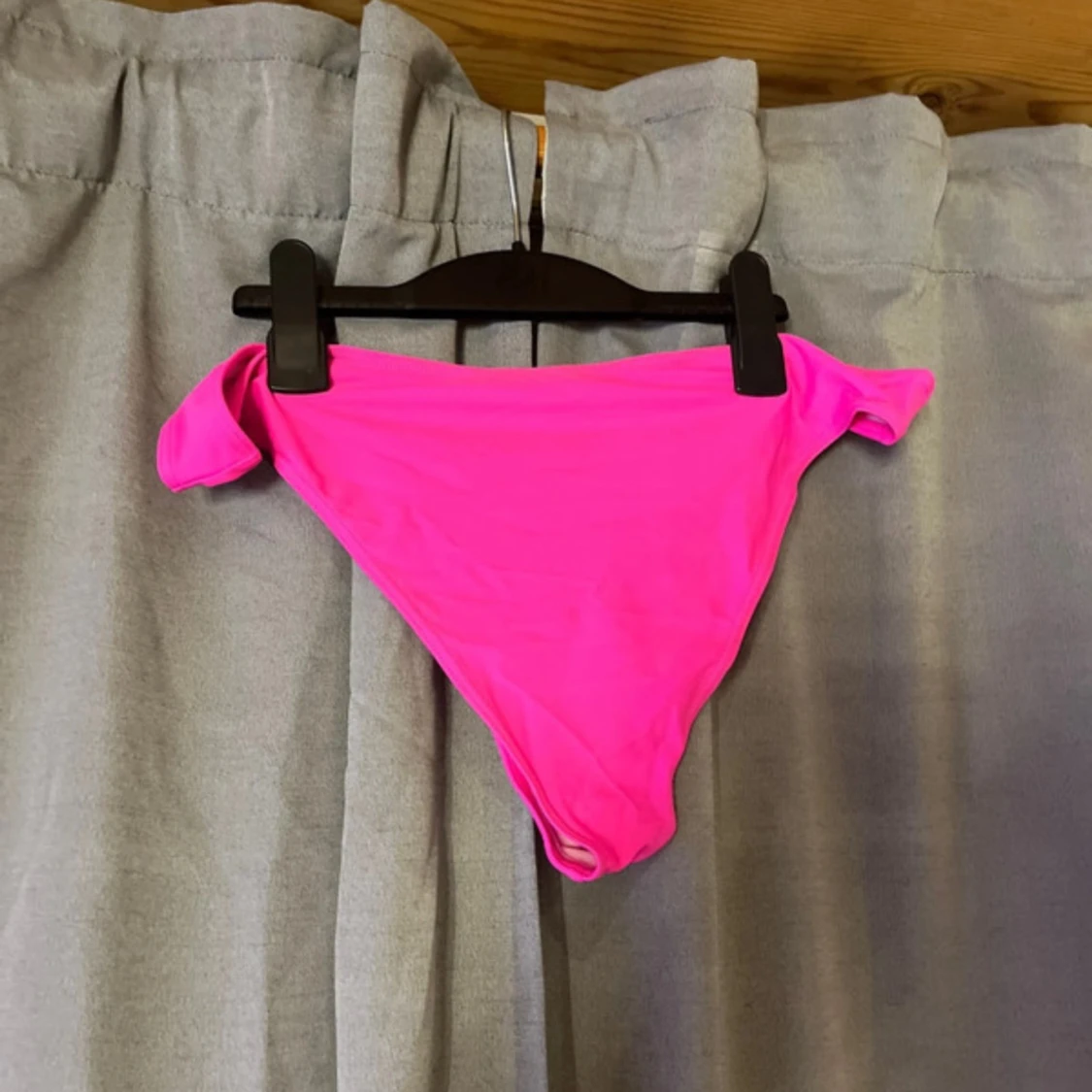 Chockrosa bikiniunderdel i syntet - 1