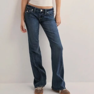 Mörkblå bootcut jeans  - Snygga mörkblå jeans med bootcut passform och låg midja. Jeansen har klassiska fem fickor och coola broderade detaljer på bakfickorna. Använda ett fåtal gånger. Pris kan diskuteras vid snabb affär!💕