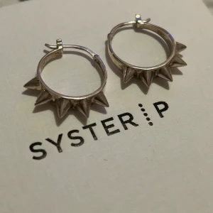 Syster P örhängen - Superfina spike hoops från syster p, 100% silver. Jättefint skick!