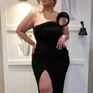 Svart klänning egendesign - Enkel svart klänning som jag själv har designat hos skräddaren. Kostat mig 2500kr. Använd ett tillfälle. Det är stretchig material. 