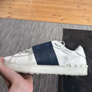 Valentino Open - Säljer feta valentino opens! Dom är använda men går att putsa till. Jag köpte dem äkta men min vän köpte lådan från mig!