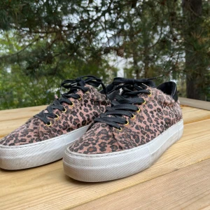 Leopardmönstrade sneakers i pälsimitation - Säljer ett par supersnygga sneakers i leopardmönster då de tyvärr inte kommer till användning längre. De har en lite högre sula och svarta detaljer. Hör av dig vid fler frågor:)
