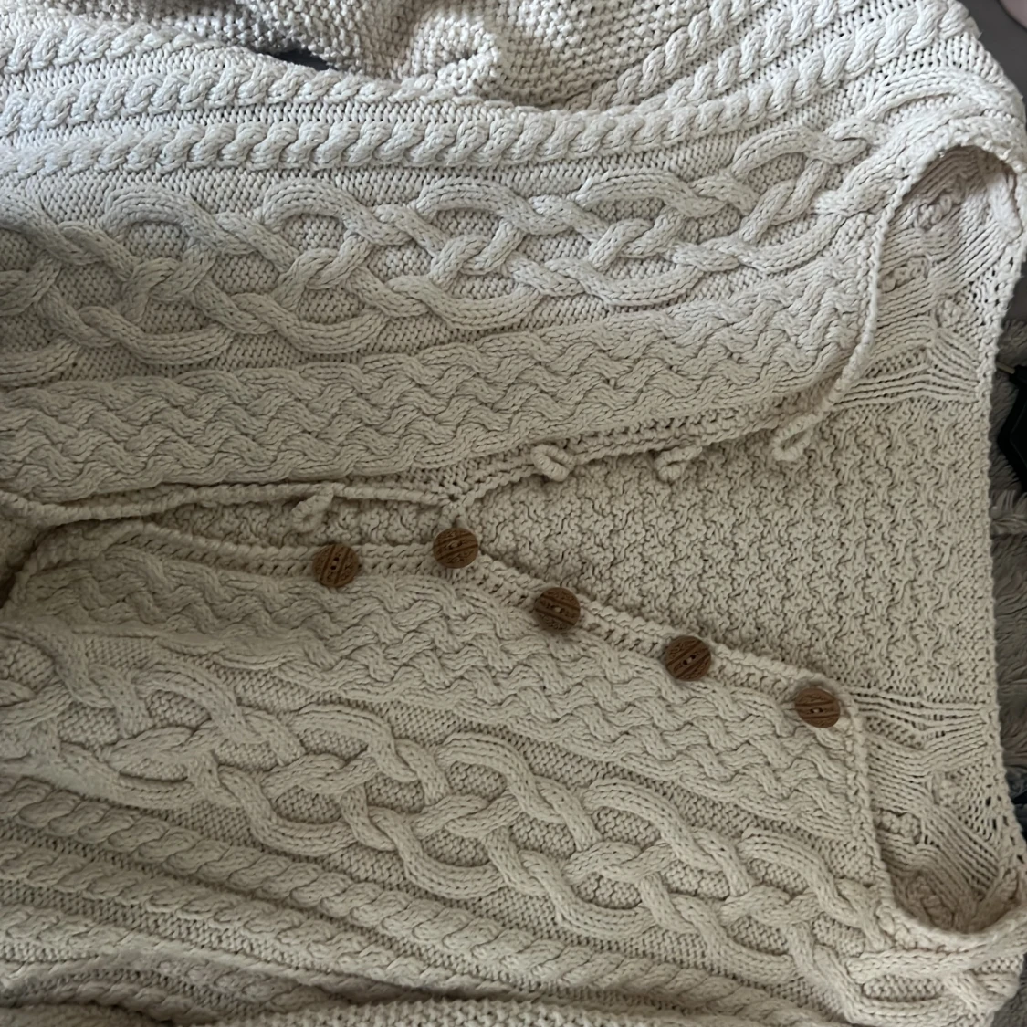 Beige stickad kofta med flätmönster - 2