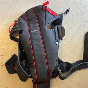  BabyBjörn bärsele - Har 2 st behöver inte längre. Den behöver en tvätt har varit ner i källaren