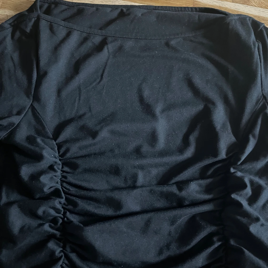 Svart långärmad topp med rynk - 2