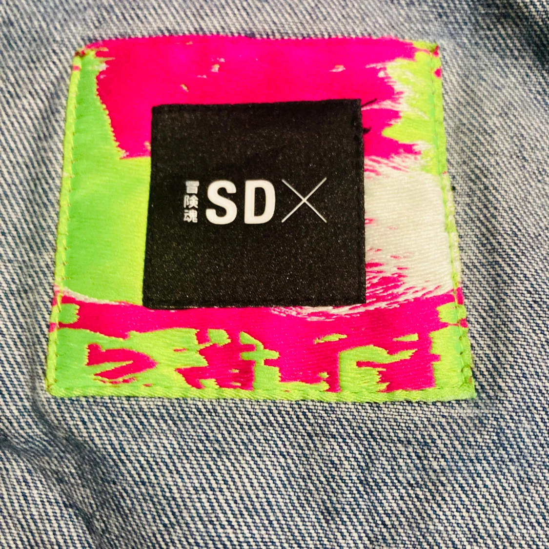 SDX jeansjacka med grafiskt mönster - 3
