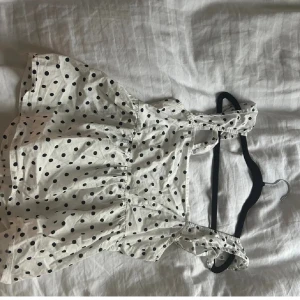 Prickig topp - Säljer denna snygga prickiga topp❤️passar storlek xs och s❤️