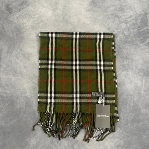 Burberry Halsduk - Skick: 7/10 (Vintage), begagnad, inga defekter. | Vad som ingår: Endast halsduken. | Ordinarie pris: +- 4000 SEK / 400 €. | ​​OBS: Halsdukarna finns i samma färgsättning men kan skilja sig något i modell eller detaljer, beroende på tillverkningsår eller kollektion
