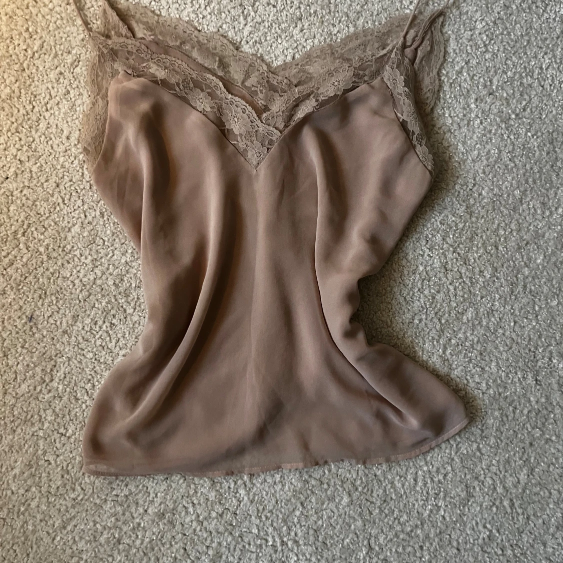 Beige linnetopp med spetsdetaljer - 1