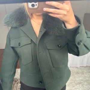 Meotine kappa mörkgrön  - Meotine kappa med äkta päls i mörkgrön. Super fin och passar perfekt till höst, vinter!💞💞hag är 168 cm lång 