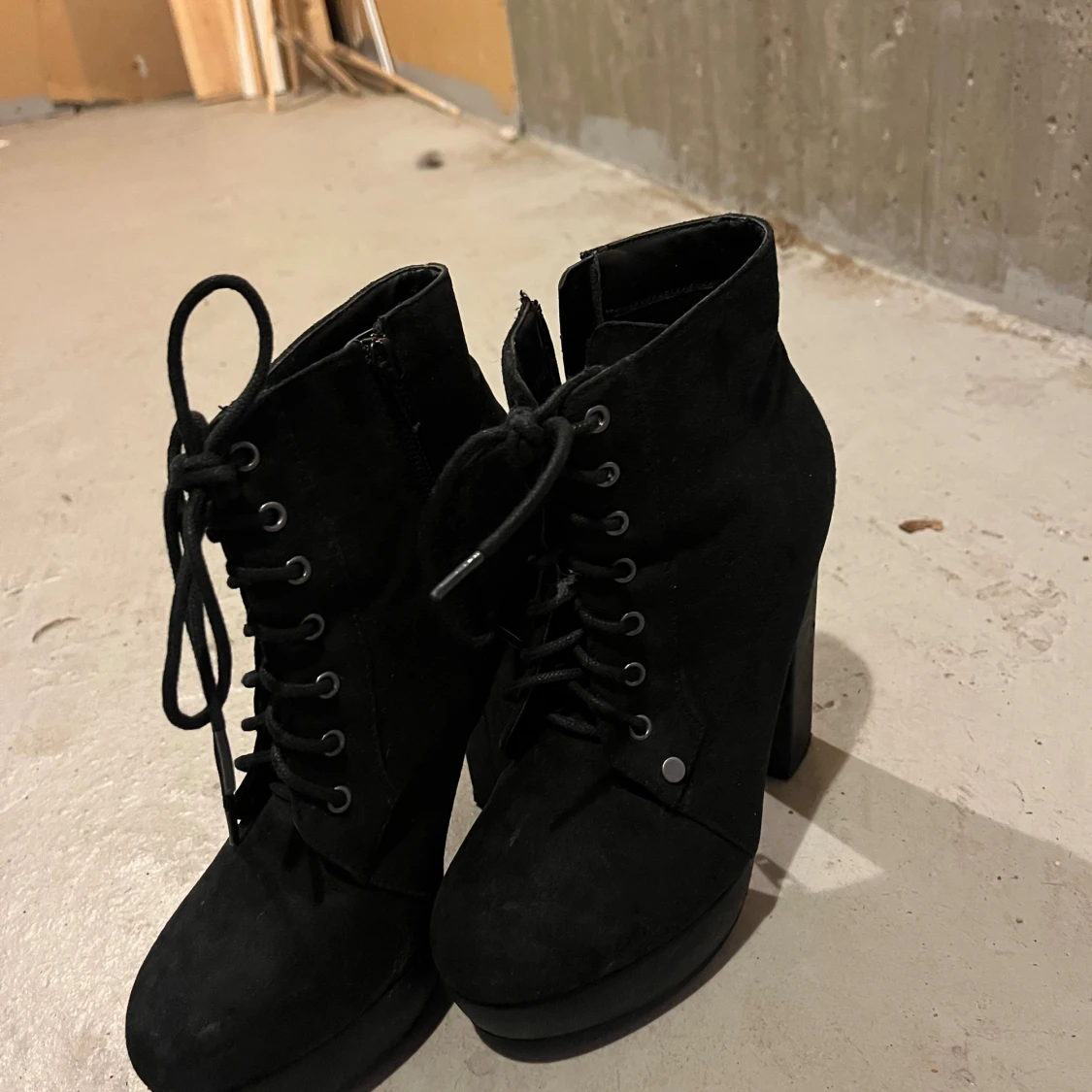 Svarta mocka stövletter med klack - 1