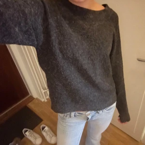 Mörkgrå stickad tröja - Mysig mörkgrå stickad tröja, lite nopprig annars som oanvänd☺️