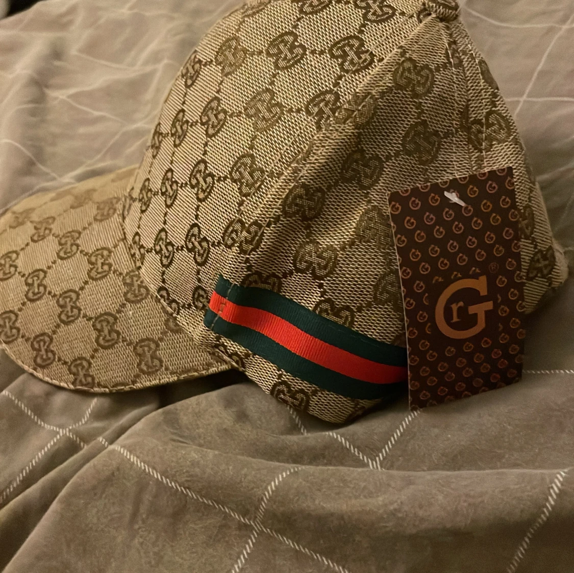 Beige keps med GG-mönster och ränder - 1