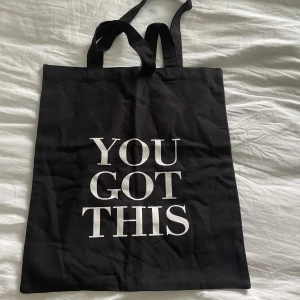 Svart tygväska - Svart tygväska med vit text. Aldrig använd, lagom stor. Från Stories