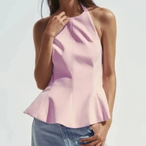 Rosa halterneck topp - Säljer denna rosa halterneck topp med öppen rygg från Zara. Helt ny med prislappen kvar, storlek XS. Skulle säga att den passar en S också. 260 kr + frakt! Vid fler frågor, etc skriv privat 🙌🏼🩷☀️🍋‍🟩✌🏼🫰🏼🏄🏽‍♀️