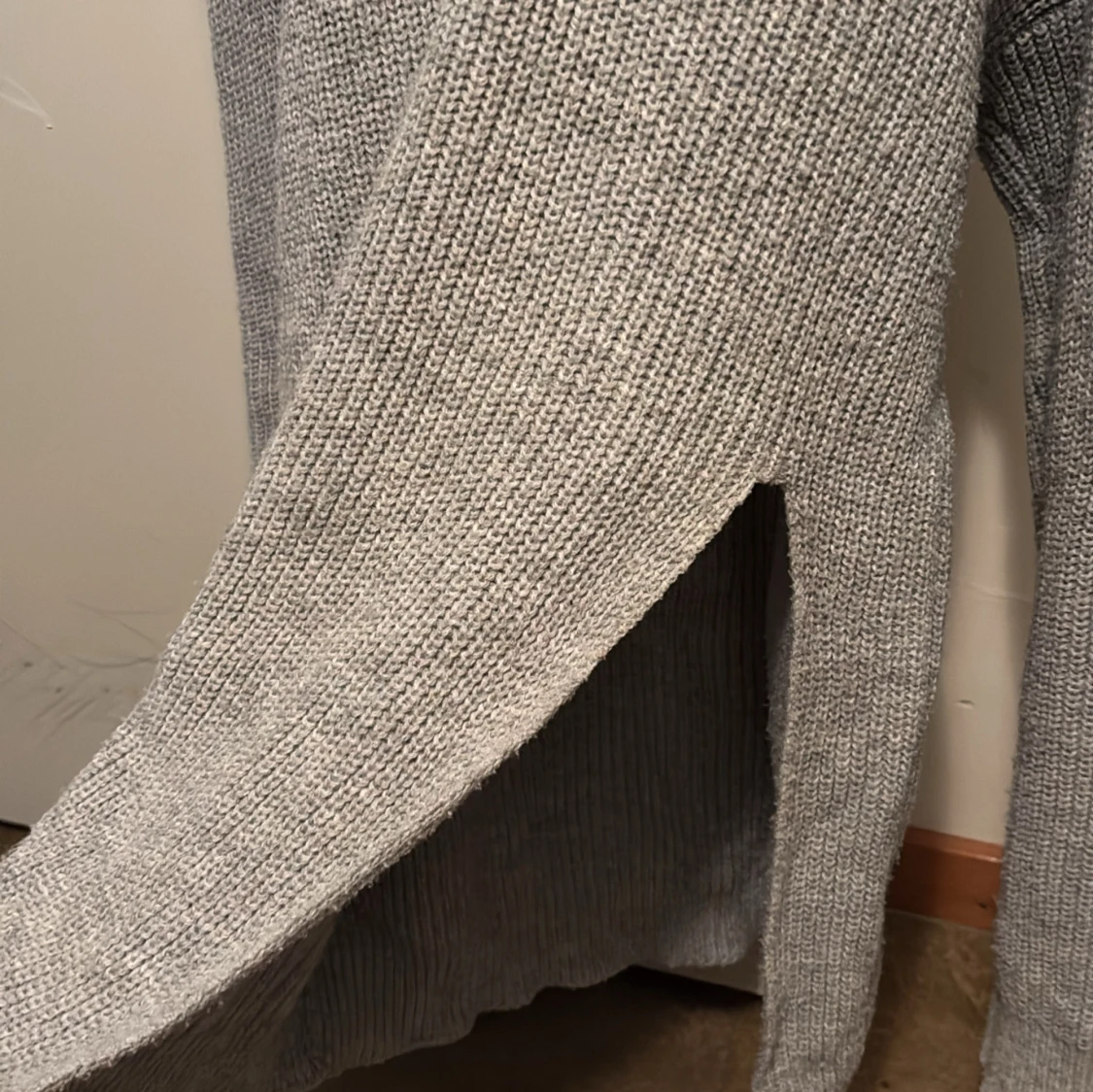 Grå stickad polotröja med slits - 1