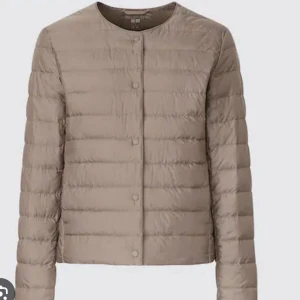 Uniqlo jacka - Uniqlo jacka i jättefint skick och utan defekter!💖💖💖strlk M men passar även mig som brukar ha S.🤍