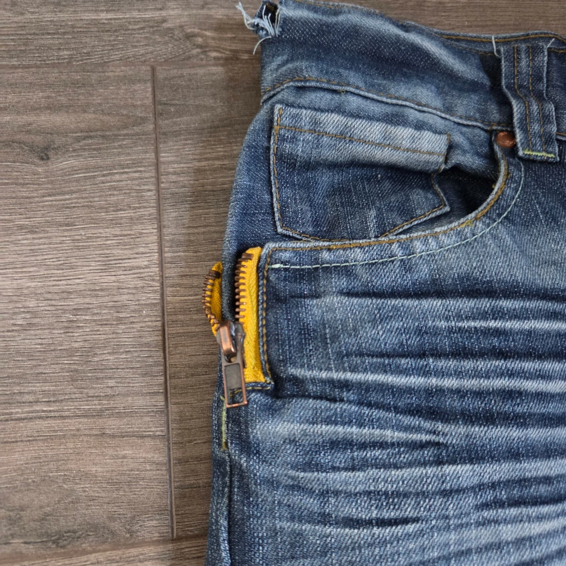 Blå jeans med färgglada detaljer - 2