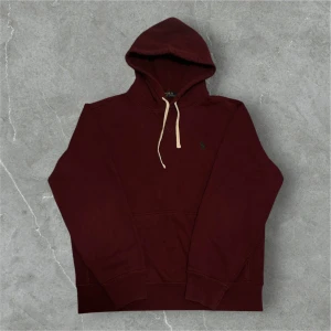 Ralph Lauren Hoodie Vinröd - 📍Storlek:S  💪🏽Skick:Mycket bra!  📐Mått:Längd:61cm:Axelbredd:46cm  📎Material:86%Bomull:14%Polyester  📦Skickar alltid inom 24h  💸Köp fler plagg för att få billigare pris  ✅Äkthetsgaranti