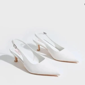 Vita klackar med spetsig tå och låg klack - Säljer ett par stilrena vita pumps med spetsig tå och låg klack. Möts gärna i Stockholm istället för att posta.