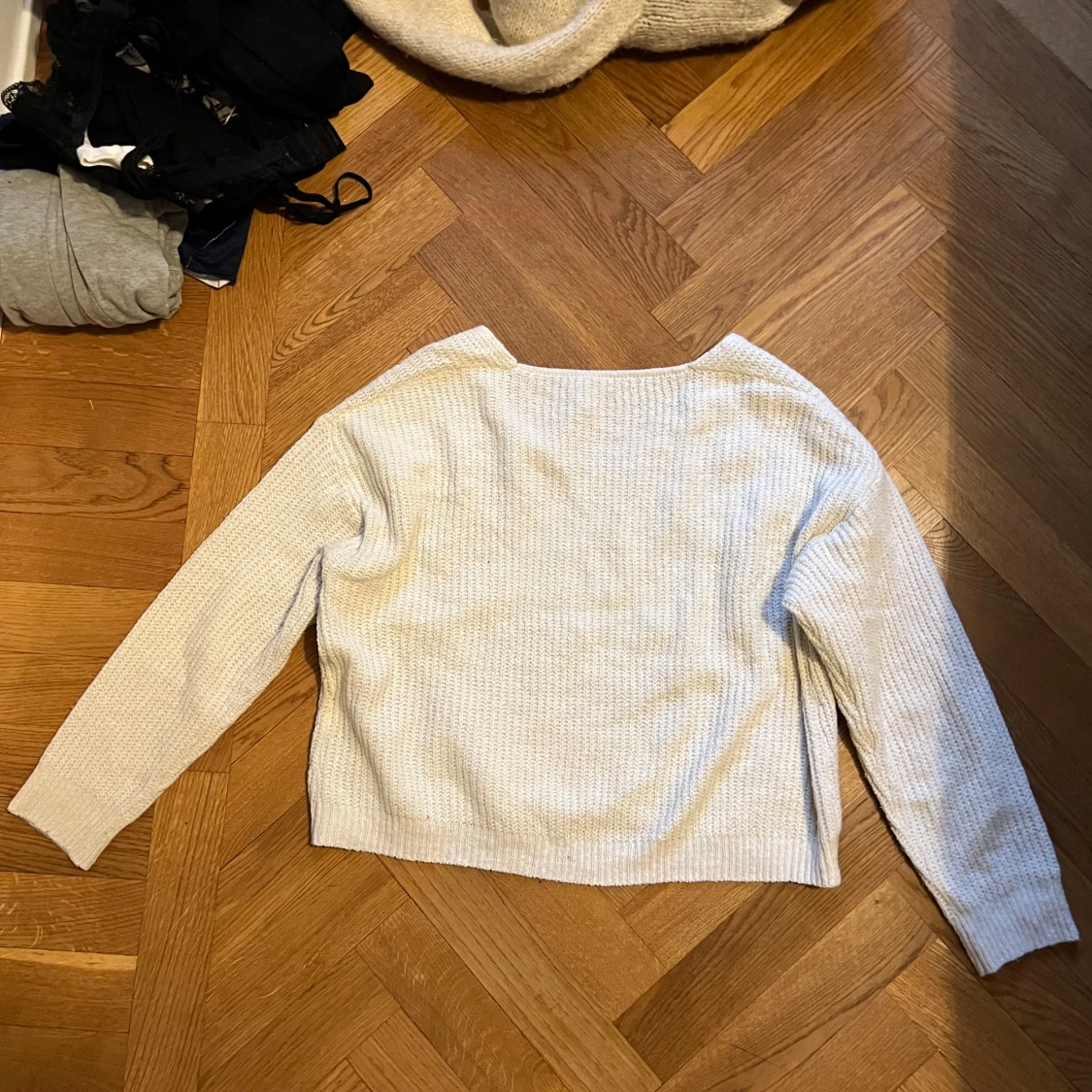 Ljus stickad v-ringad tröja - 1