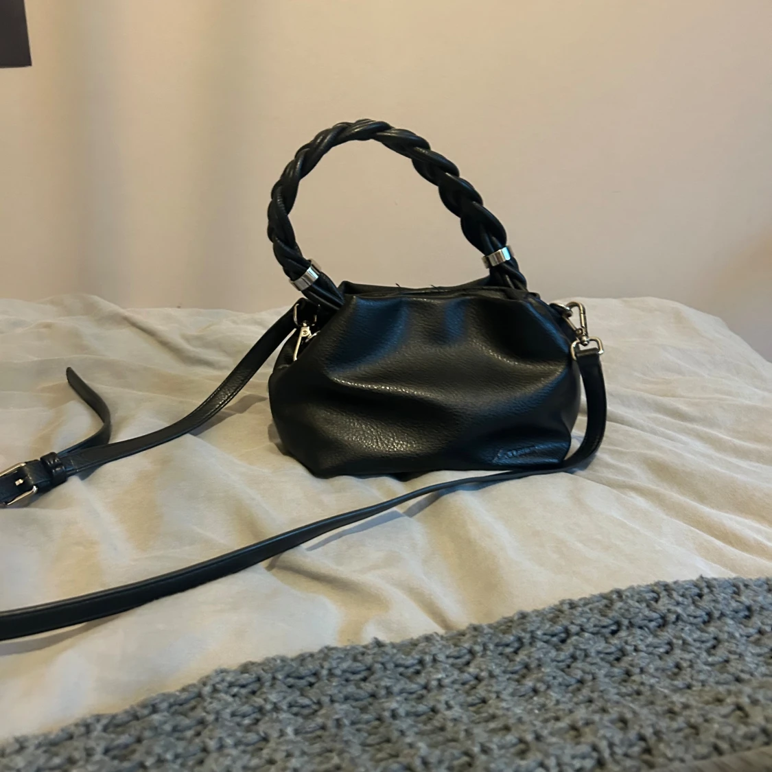 Svart liten väska 