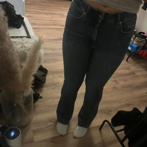 Blå bootcut jeans från only  - Snygga blå jeans med bootcut-modell och rå, fransig kant nertill. Jeansen har klassisk femficksdesign och hög midja. Materialet är jeans i bomullsmix och passformen är normal med lätt utsvängda ben. Perfekta för en avslappnad och trendig look. dom är avklippta längst nere och är perfekt långa för mig som är 160 