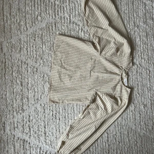 Randig blus från Carin Wester - Säljer denna blus från Carin Wester i storlek S, har aldrig använt de och ser helt ny ut. Säljer för 250kr!