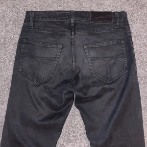 TOS jeans pistolero - Tiger of Sweden pistolero jeans skick 9/10 storlek w28 l32. Mått längd 102cm, innelår 77cm, midja 39cm. Pris kan diskuteras medels mig vid frågor eller funderingar.