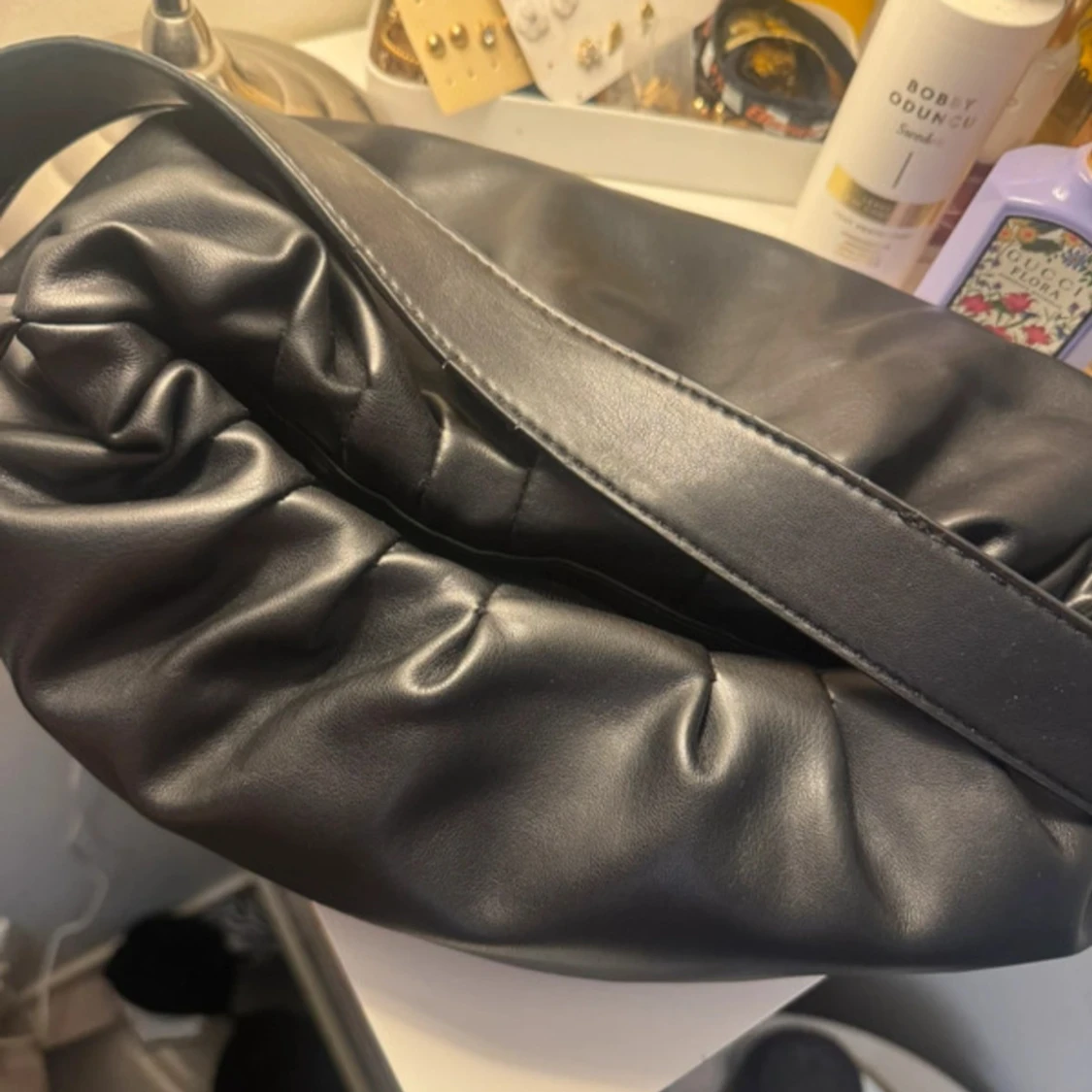 Svart axelväska i skinnimitation - 2