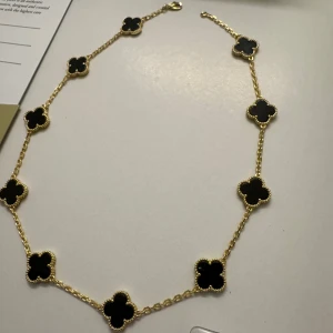 Halsband | Svart | Smycken | Van Cf - Lägg till Box & Certifikat  300:- (Seperat Annons)  • Kvalitet: Samma kvalité som butik  • Material: Äkta metall (Rostar ej) • Serienummer: Ja (unik märkning) • High-end Detaljer Som Orginal  Beställ Innan 20:00 så postas det samma kväll eller tidigare på dagen. 1-2 dagars frakt. Följ oss gärna på Insta @markes.damsmycken