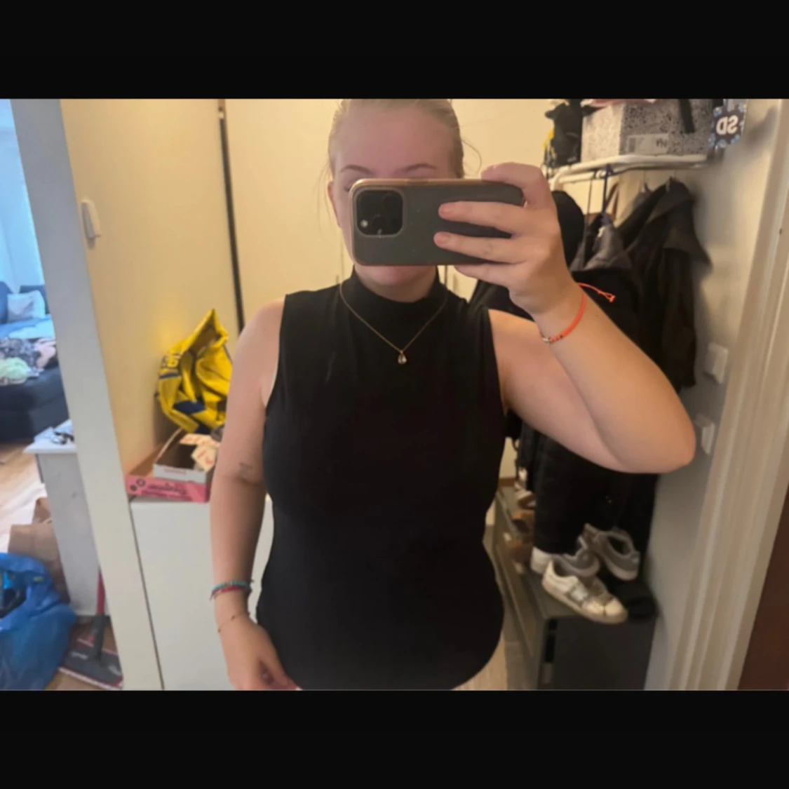 Svart ärmlös polotopp - 1