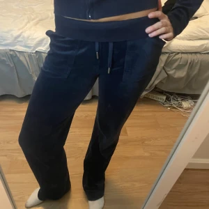 Juicy couture byxor - Mörkblå Juicy couture byxor i bra skick, går att köpa hela settet!