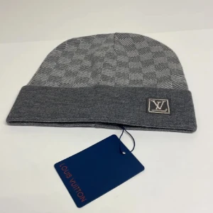 Lv Mössa - Hejsan, säljer en helt ny mössa aldrig tidigare använd. Storlek One Size. Postar alltid inom 24h efter köpet. Skriv gärna om du har fler frågor.