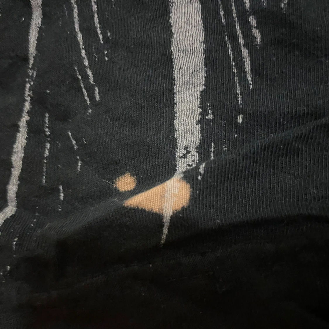 Svart T-shirt med coolt tryck - 3