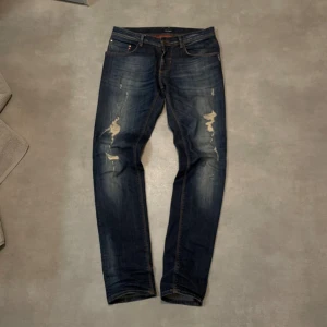 Mörkblå slitna jeans från Antony Morato - Snygga mörkblå jeans från Antony Morato, Feta slitningar som är reparerade bakifrån. 