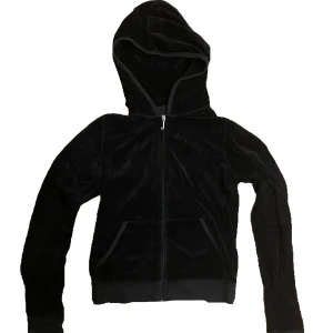 Svart Juicy Couture kofta - Svart hoodie från Juicy Couture med dragkedja framtill och två fickor. Basic juicy couture kofta.