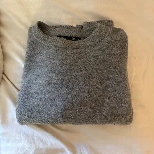 Stickad tröja med kort ärm - Grå stickad tröja med korta ärmar från lager 157, använd en del men inga märken st S
